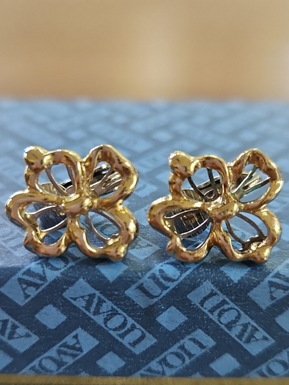 VTG Avon 2 Tone Dogwood Clip Earrings